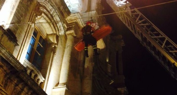 ULTIM’ORA – Incidente all’Infiorata sul terrazzo della Chiesa di San Carlo, intervento con le scale dei Vigili del Fuoco
