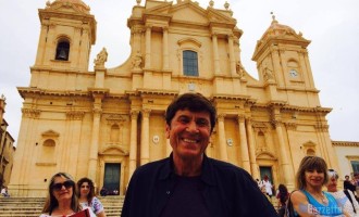 Noto ancora meta di personaggi famosi, Gianni Morandi condivide la foto davanti alla Basilica Cattedrale