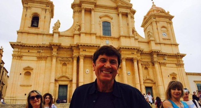 Noto ancora meta di personaggi famosi, Gianni Morandi condivide la foto davanti alla Basilica Cattedrale