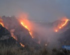 Noto, 24 ore di fuoco distruggono un’intera vallata, i residenti “Uno scenario apocalittico”. Ora le fiamme minacciano le montagne