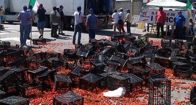 Messina. “Ci siamo rotti i… cabbasisi!”, I forconi buttano per strada il pomodoro tunisino
