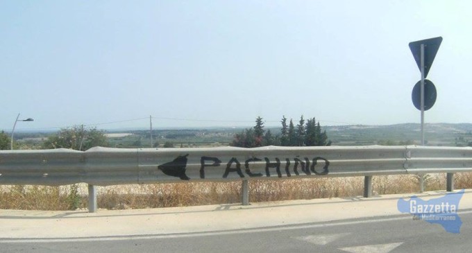 Pachino. Autostrada Sr-Gela: nessuna indicazione per Pachino… la scritta con lo spray