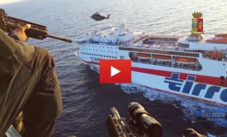 Spettacolare esercitazione Nocs: abbordato traghetto per liberare ostaggi VIDEO