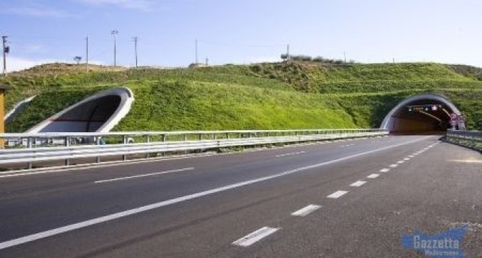 Carlentini – Rubano i cavi della galleria autostradale, arrestati tre catanesi