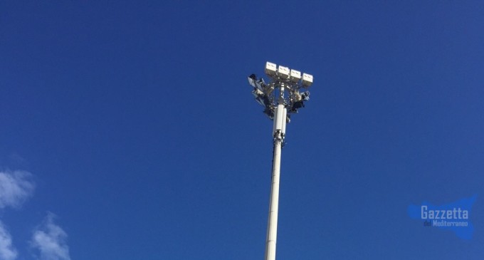Noto, antenna di telefonia nell’impianto sportivo, Veneziano: “Quella installazione viola il regolamento”