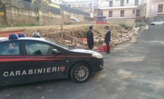 Noto. Crolla un muro su due auto nel quartiere Macchina del ghiaccio, intervento dei Carabinieri