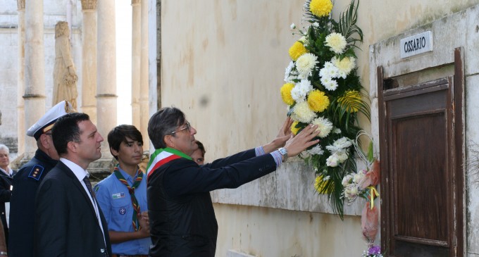 Rosolini. Il sindaco Calvo depone una corona di fiori all’ossario del cimitero comunale
