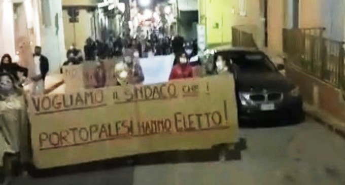 Portopalo, i cittadini contro la sfiducia al sindaco Montoneri